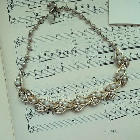 Elegant Pearl and Gold Women's Necklace - Picture 8 of 9